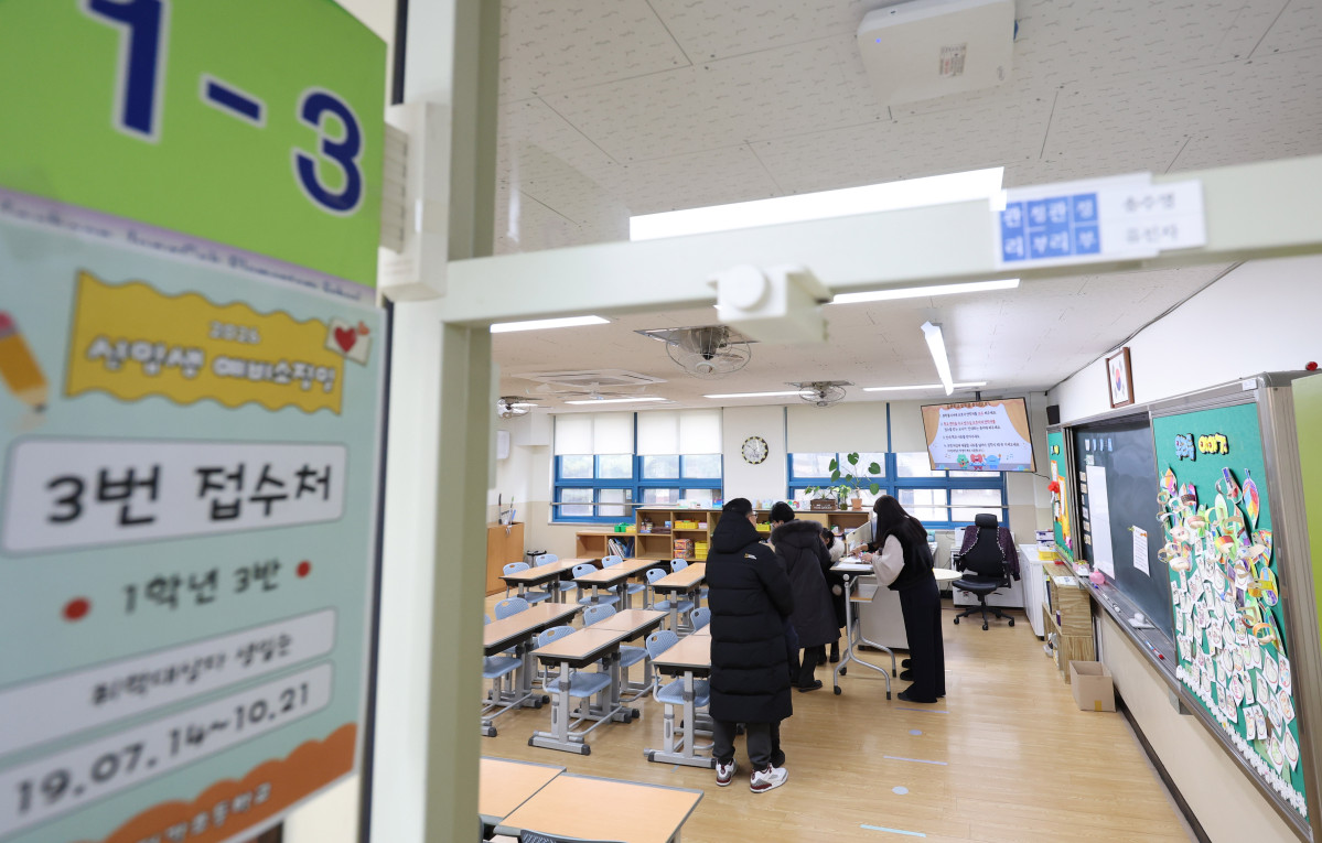 ▲ 2026학년도 취학대상자 예비소집일 인천 남동구 정각초등학교에서 입학을 앞둔 예비 초등학생과 학부모가 선생님으로부터 입학 안내를 듣고 있다.  (뉴시스)