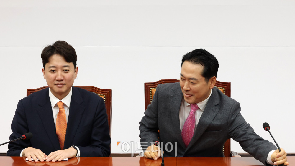 ▲장동혁(오른쪽) 국민의힘 대표와 이준석 개혁신당 대표가 13일 서울 여의도 국회에서 회동하고 있다. 양당 대표는 이날 더불어민주당의 공천헌금 의혹과 통일교 특검법에 대한 공동 대응 방안 등을 논의한다. 고이란 기자 photoeran@ (이투데이DB)