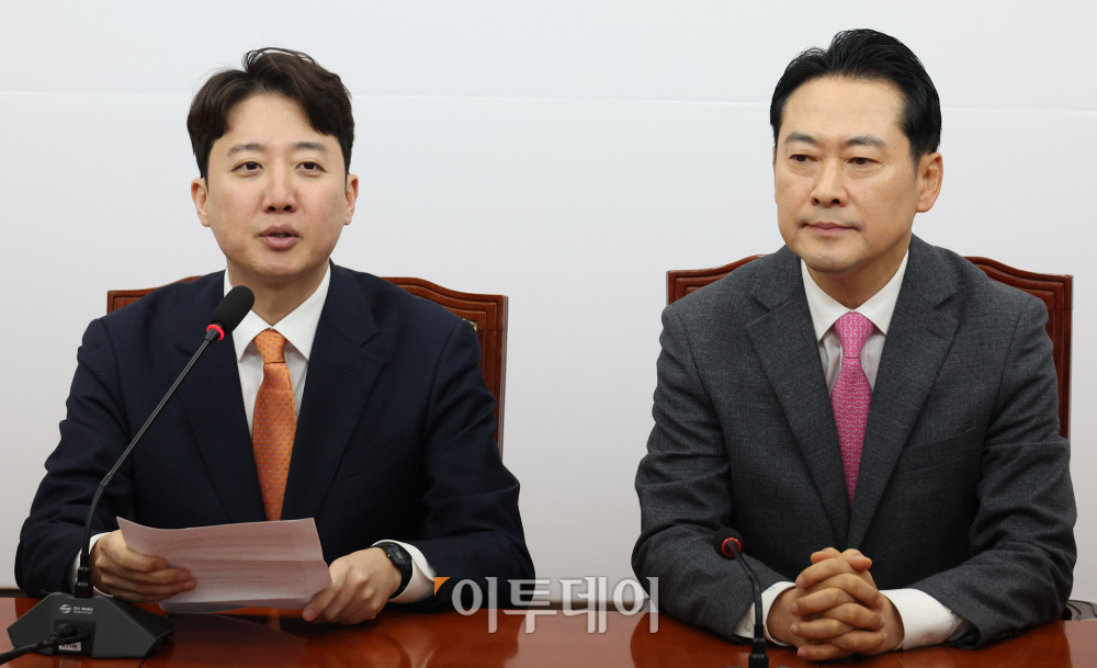 ▲장동혁(오른쪽) 국민의힘 대표와 이준석 개혁신당 대표가 13일 서울 여의도 국회에서 회동하고 있다. 양당 대표는 이날 더불어민주당의 공천헌금 의혹과 통일교 특검법에 대한 공동 대응 방안 등을 논의한다. 고이란 기자 photoeran@ (이투데이DB)