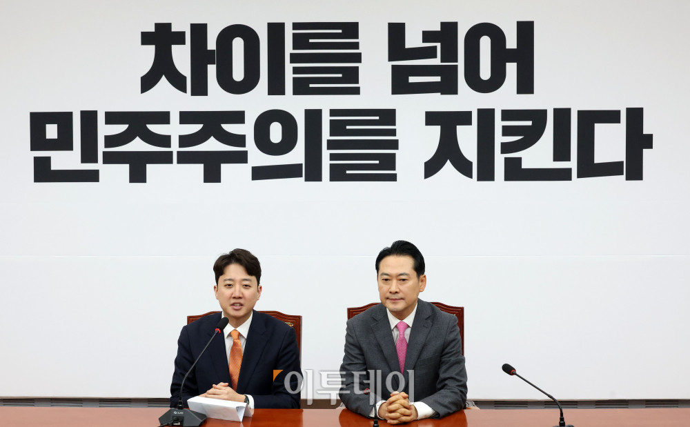 ▲장동혁(오른쪽) 국민의힘 대표와 이준석 개혁신당 대표가 13일 서울 여의도 국회에서 회동하고 있다. 양당 대표는 이날 더불어민주당의 공천헌금 의혹과 통일교 특검법에 대한 공동 대응 방안 등을 논의한다. 고이란 기자 photoeran@ (이투데이DB)