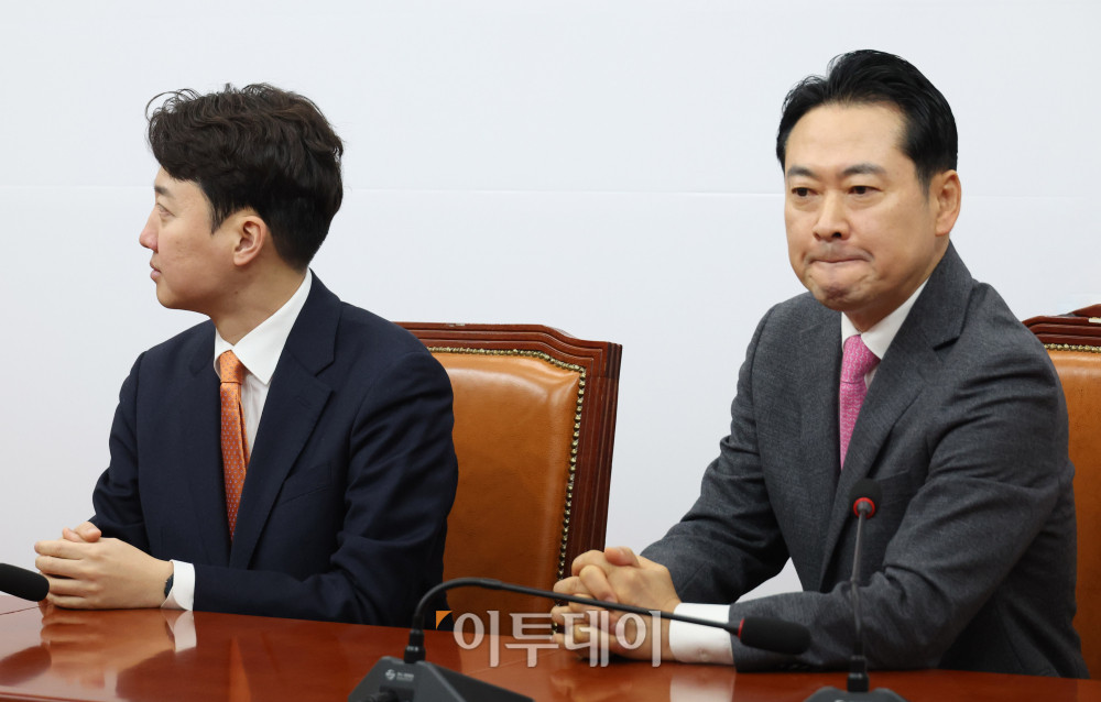 ▲장동혁(오른쪽) 국민의힘 대표와 이준석 개혁신당 대표가 13일 서울 여의도 국회에서 회동하고 있다. 양당 대표는 이날 더불어민주당의 공천헌금 의혹과 통일교 특검법에 대한 공동 대응 방안 등을 논의한다. 고이란 기자 photoeran@ (이투데이DB)