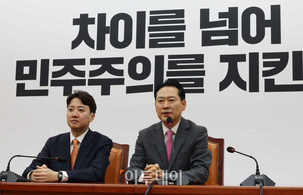 ▲장동혁(오른쪽) 국민의힘 대표와 이준석 개혁신당 대표가 13일 서울 여의도 국회에서 회동하고 있다. 양당 대표는 이날 더불어민주당의 공천헌금 의혹과 통일교 특검법에 대한 공동 대응 방안 등을 논의한다. 고이란 기자 photoeran@ (이투데이DB)