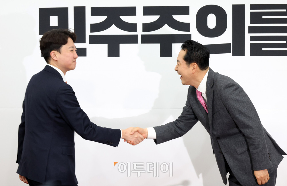 ▲장동혁(오른쪽) 국민의힘 대표와 이준석 개혁신당 대표가 13일 서울 여의도 국회에서 회동하고 있다. 양당 대표는 이날 더불어민주당의 공천헌금 의혹과 통일교 특검법에 대한 공동 대응 방안 등을 논의한다. 고이란 기자 photoeran@ (이투데이DB)