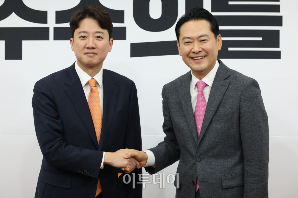 ▲장동혁(오른쪽) 국민의힘 대표와 이준석 개혁신당 대표가 13일 서울 여의도 국회에서 회동하고 있다. 양당 대표는 이날 더불어민주당의 공천헌금 의혹과 통일교 특검법에 대한 공동 대응 방안 등을 논의한다. 고이란 기자 photoeran@ (이투데이DB)