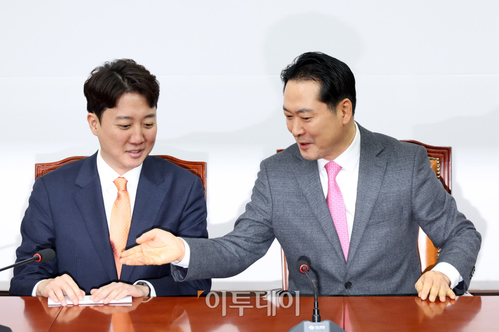 ▲장동혁(오른쪽) 국민의힘 대표와 이준석 개혁신당 대표가 13일 서울 여의도 국회에서 회동하고 있다. 양당 대표는 이날 더불어민주당의 공천헌금 의혹과 통일교 특검법에 대한 공동 대응 방안 등을 논의한다. 고이란 기자 photoeran@ (이투데이DB)