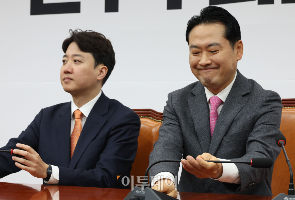 ▲장동혁(오른쪽) 국민의힘 대표와 이준석 개혁신당 대표가 13일 서울 여의도 국회에서 회동하고 있다. 양당 대표는 이날 더불어민주당의 공천헌금 의혹과 통일교 특검법에 대한 공동 대응 방안 등을 논의한다. 고이란 기자 photoeran@ (이투데이DB)