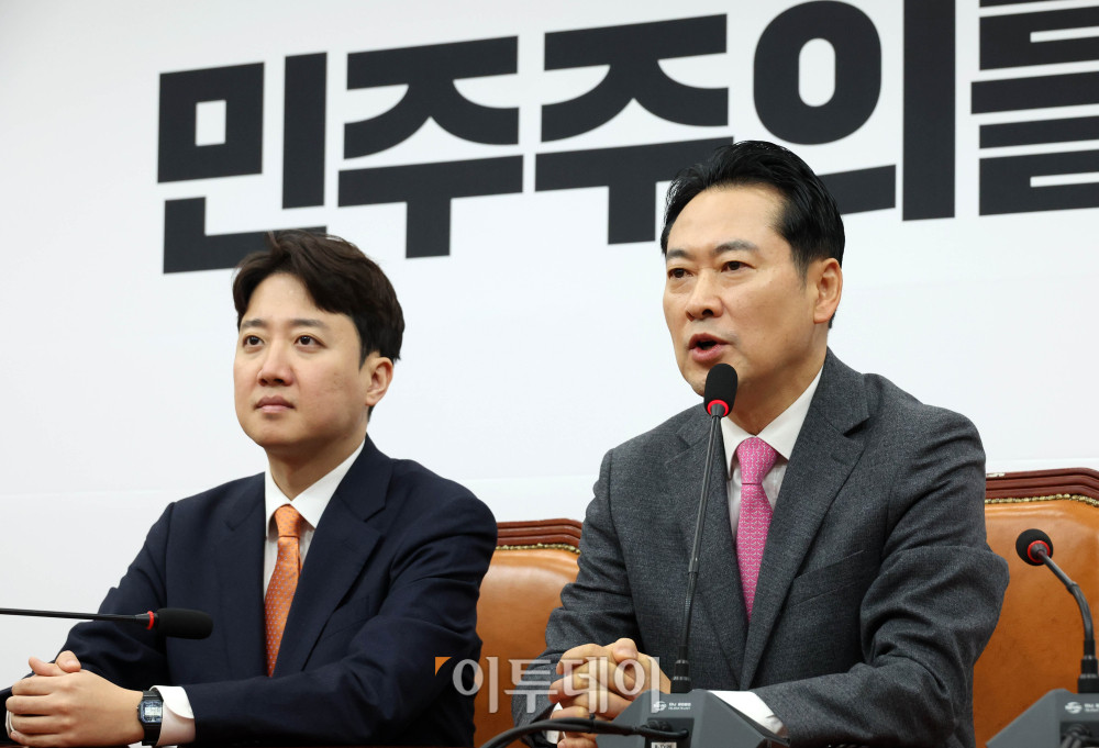 ▲장동혁(오른쪽) 국민의힘 대표와 이준석 개혁신당 대표가 13일 서울 여의도 국회에서 회동하고 있다. 양당 대표는 이날 더불어민주당의 공천헌금 의혹과 통일교 특검법에 대한 공동 대응 방안 등을 논의한다. 고이란 기자 photoeran@ (이투데이DB)