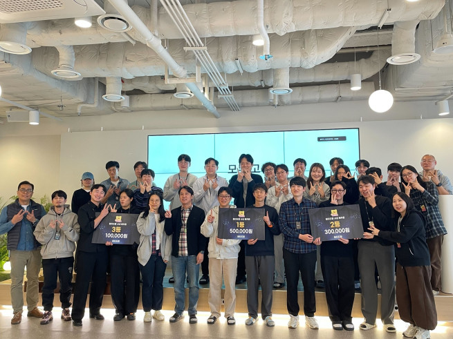 ▲ 10일 서울 송파구 잠실 소재 원티드랩 사무실에서 열린 사내 AI 에이전트 해커톤 ‘원티드 AI Day’에서 참가자들이 기념 사진을 촬영하고 있다.  (사진제공=원티드랩)