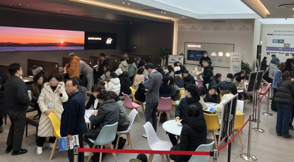 ▲'힐스테이트 오송역퍼스트' 견본주택 현장 인파 