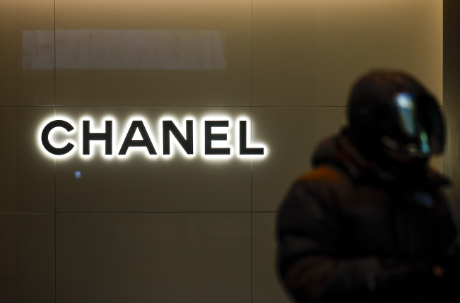 ▲12일 서울시내 백화점 티파니앤코 광고판 앞을 시민들이 이동하고 있다. (뉴시스)