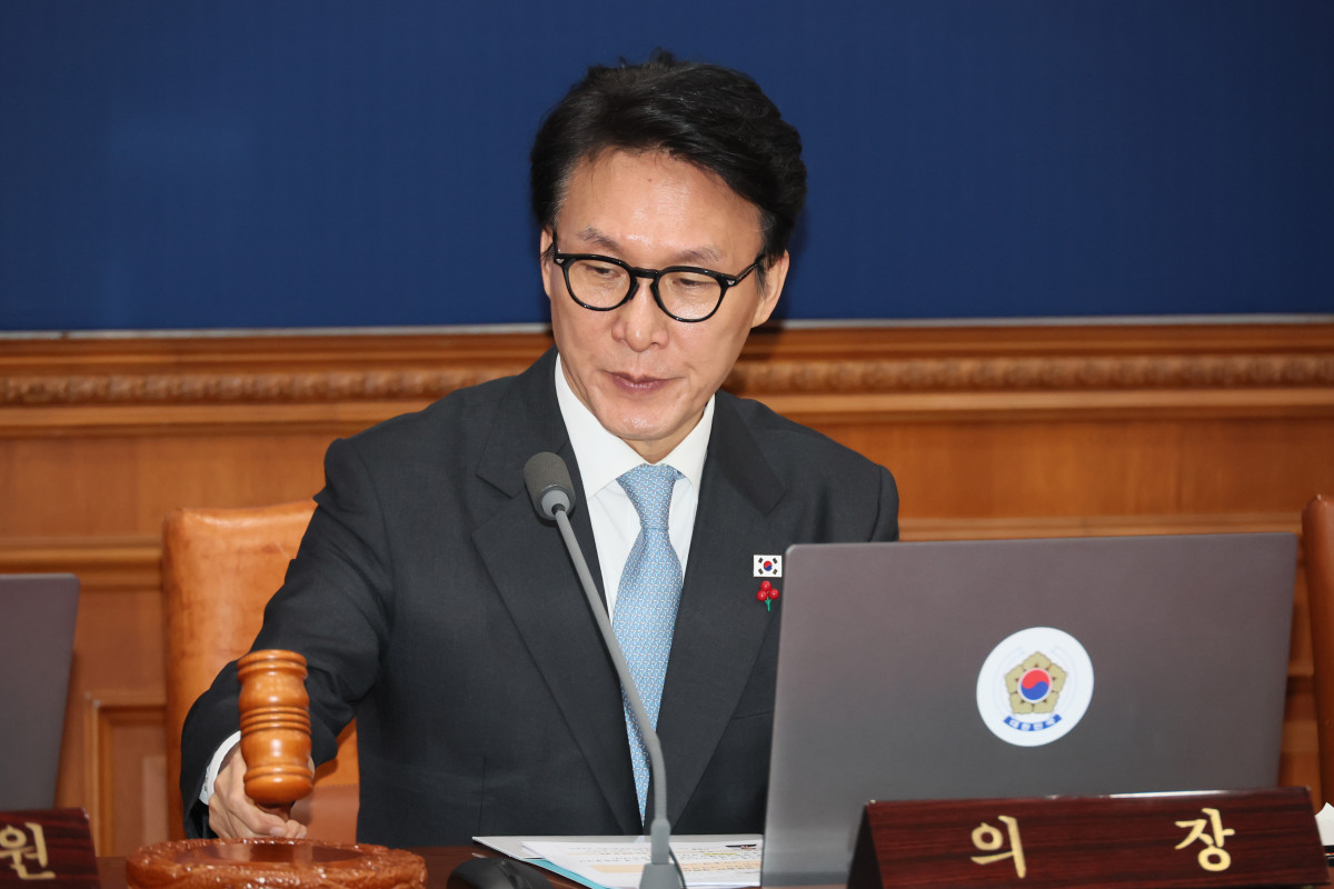▲김민석 국무총리가 13일 서울 종로구 정부서울청사에서 열린 국무회의에서 의사봉을 두드리고 있다. (연합뉴스)