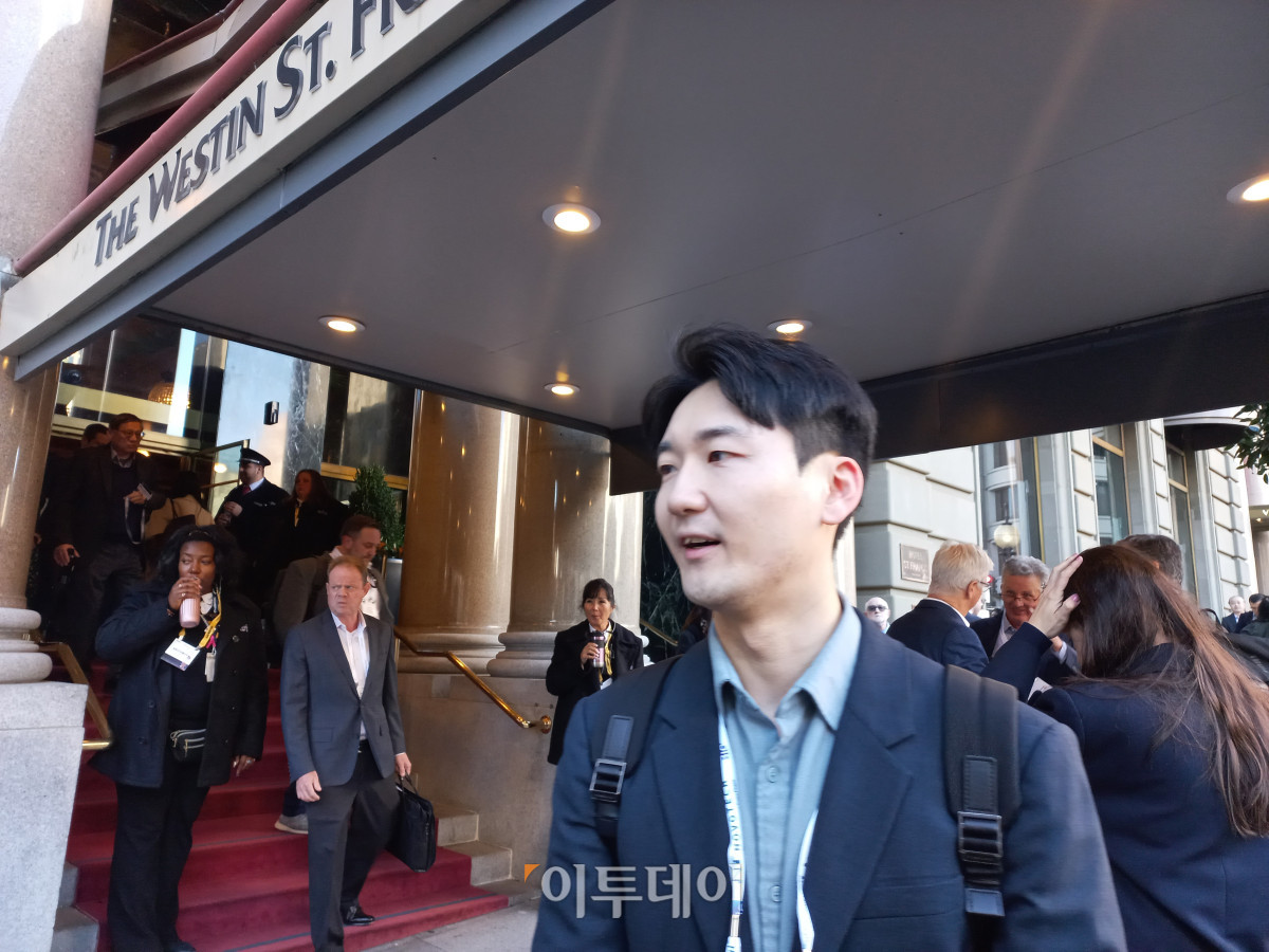 ▲이창수 에이프릴바이오 사업개발·라이선싱(BD&L)부 과장이 미국 캘리포니아주 샌프란시스코 웨스틴 세인트 프랜시스 호텔에서 개최되는 제44회 JP모건 헬스케어 콘퍼런스 행사장 앞에서 본지와 인터뷰 중이다. (한성주 기자 hsj@)