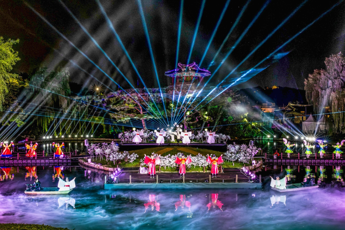 ▲수원화성문화제 기간 수원화성 용연에서 수중 퍼포먼스 ‘선유몽’ 공연이 펼쳐지며 수원의 야간 문화관광 콘텐츠 경쟁력을 보여주고 있다. (수원특례시)