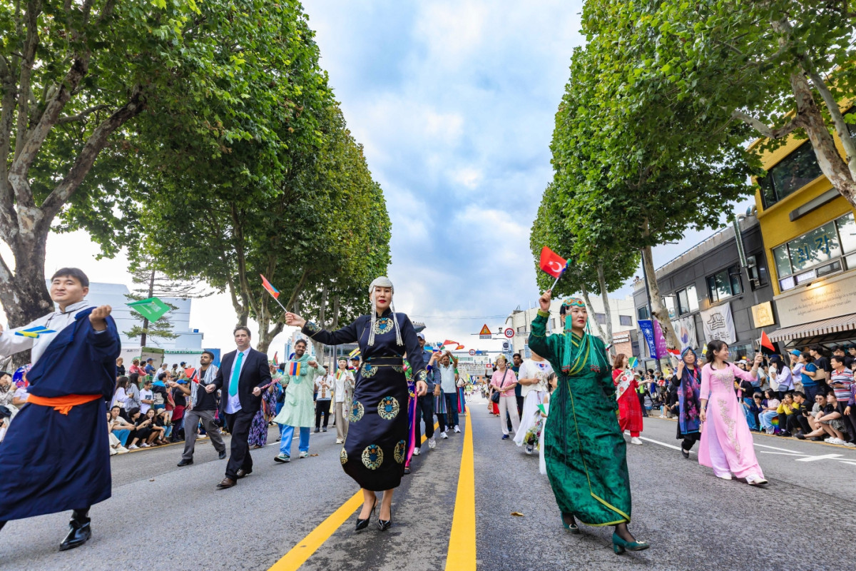 ▲정조대왕능행차 공동재현 퍼레이드에 외국인 참가자들이 참여하며 수원이 글로벌 역사문화 관광도시로 확장되고 있음을 보여주고 있다. (수원특례시)
