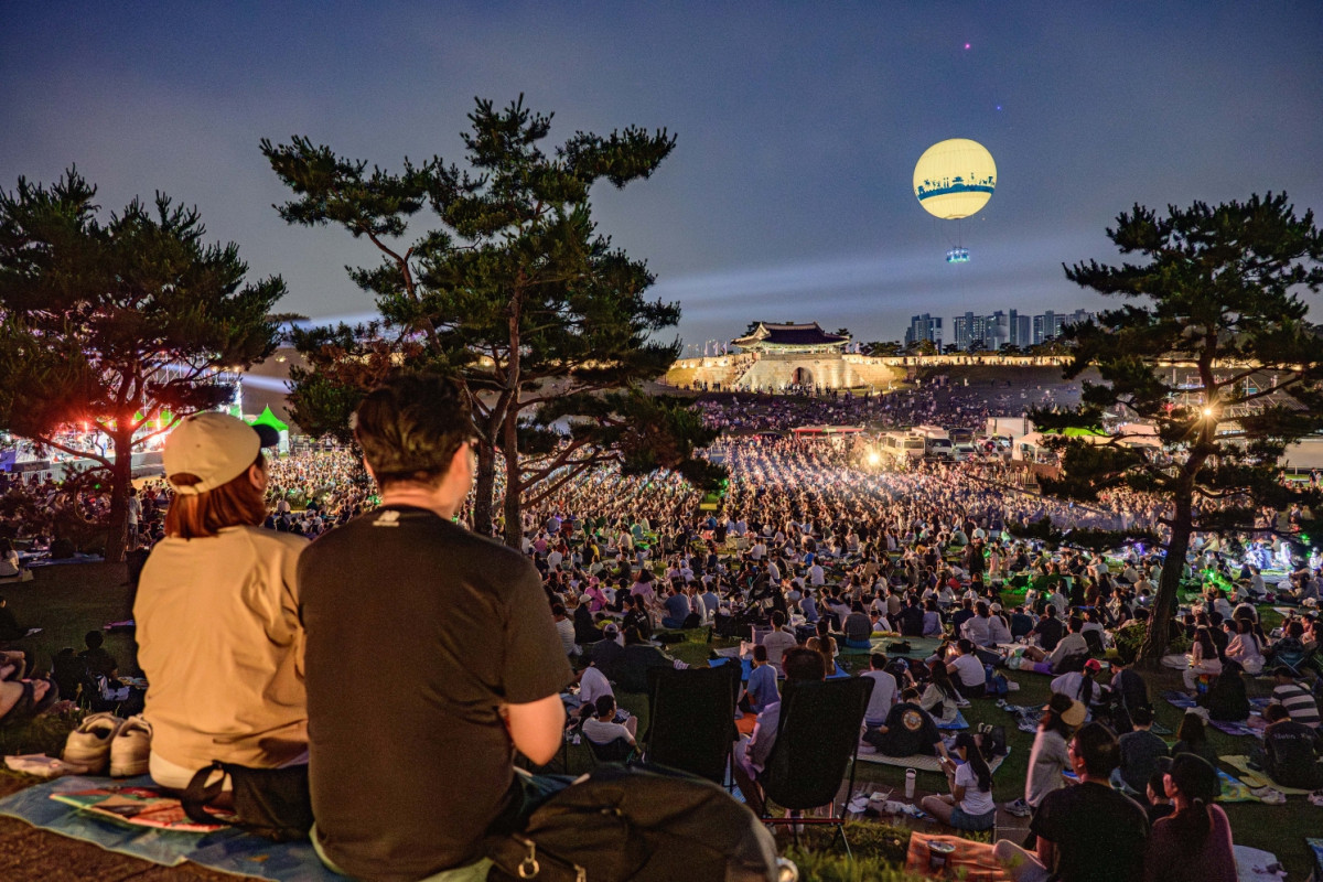 ▲수원화성 일원에서 열린 수원화성헤리티지콘서트에 시민과 관광객이 대거 모여 대형 야외 문화공연을 관람하고 있다. (수원특례시)