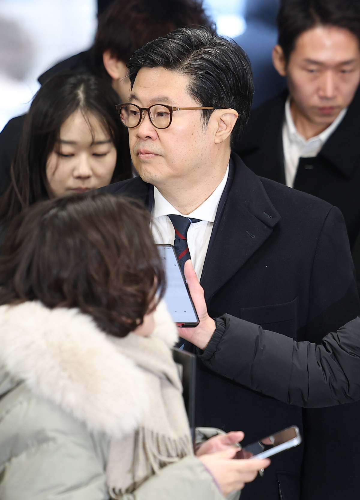 ▲ 김병주 MBK 파트너스 회장이 13일 서초동 서울중앙지방법원에서 열린 구속 전 피의자 심문(영장실질심사)에 출석하고 있다. (연합뉴스)