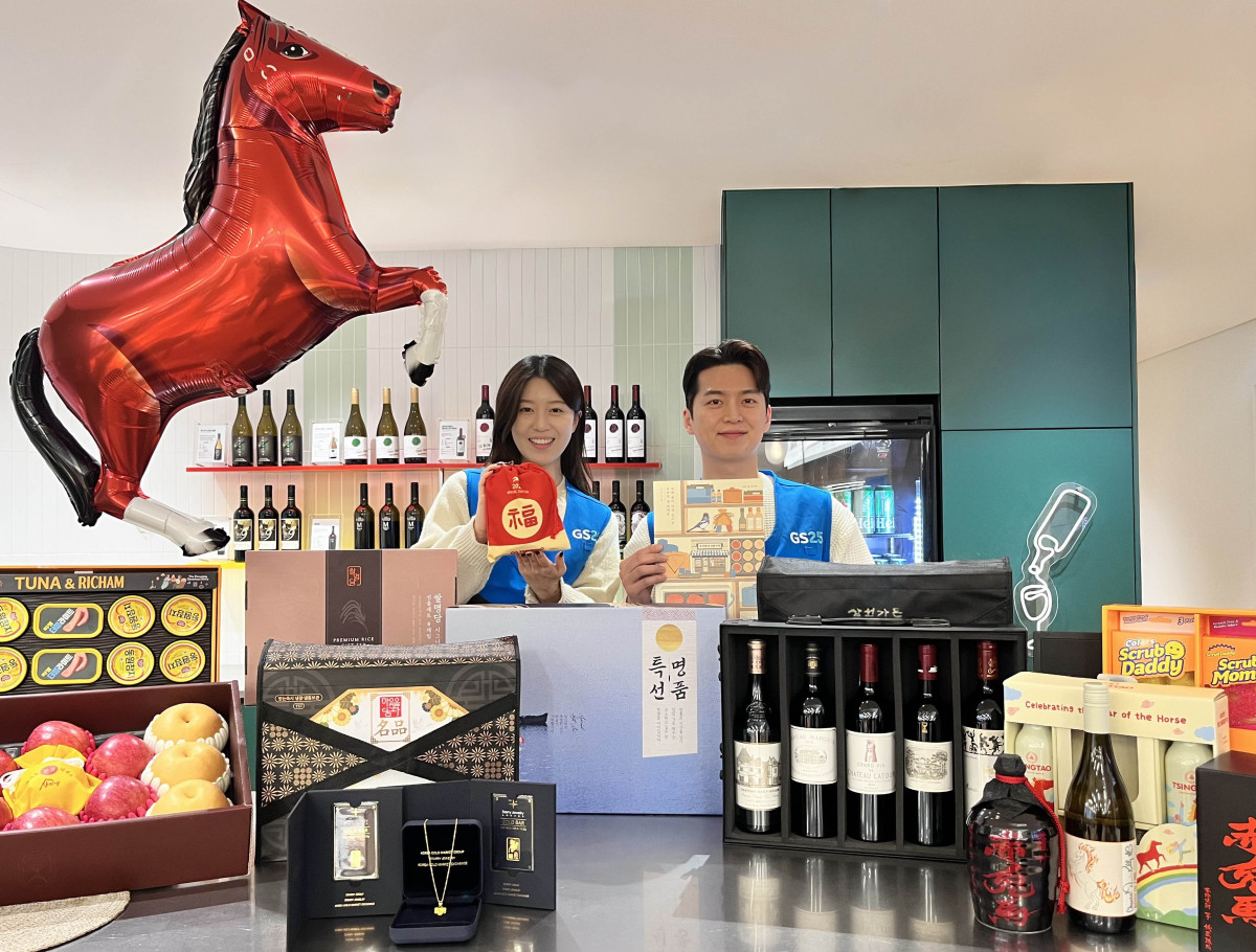 ▲GS25에서 모델이 설 선물세트 앞에서 포즈를 취하고 있다 (사진제공=GS리테일)