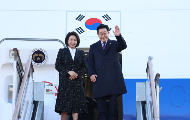 ▲한일 정상회담을 위해 일본 나라현을 방문하는 이재명 대통령과 김혜경 여사가 13일 성남 서울공항 공군 1호기에서 환송객에게 인사하고 있다.   (연합뉴스)