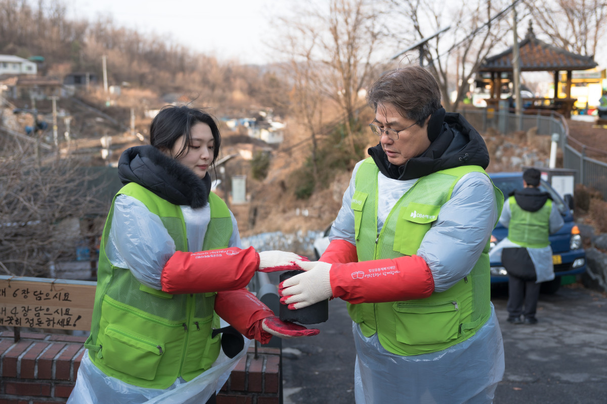 ▲DB손해보험 정종표 사장(오른쪽)과 임직원 및 가족들이 지난 10일 서울시 서대문구 개미마을 일대에서 사랑의 연탄나눔 봉사활동을 펼치고 있다. (제공 DB손해보험)