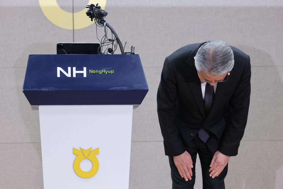 ▲강호동 농협중앙회장이 13일 서울 중구 농협중앙회에서 농림축산식품부의 농협중앙회에 대한 특별감사 중간 결과와 관련해 대국민 사과문 발표에 앞서 인사하고 있다. (연합뉴스)