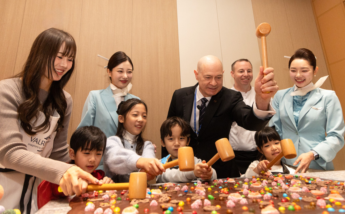 ▲대한항공 프레스티지 동편 좌측 라운지 내 쿠킹 스튜디오(L’atelier)에서 바크 초콜릿 만들기 프로그램을 진행하는 모습 (사진=대한항공)