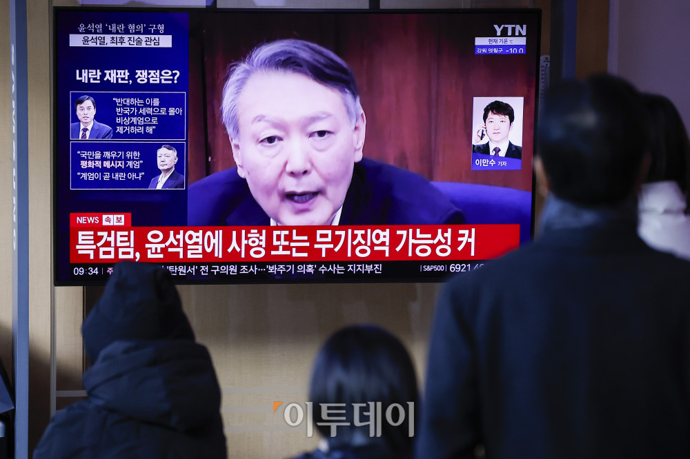 ▲'내란 우두머리 혐의'를 받는 윤석열 전 대통령에 대한 결심공판이 열린 9일 서울 용산구 서울역에서 시민들이 결심공판 관련 뉴스를 시청하고 있다. 조현호 기자 hyunho@ (이투데이DB)