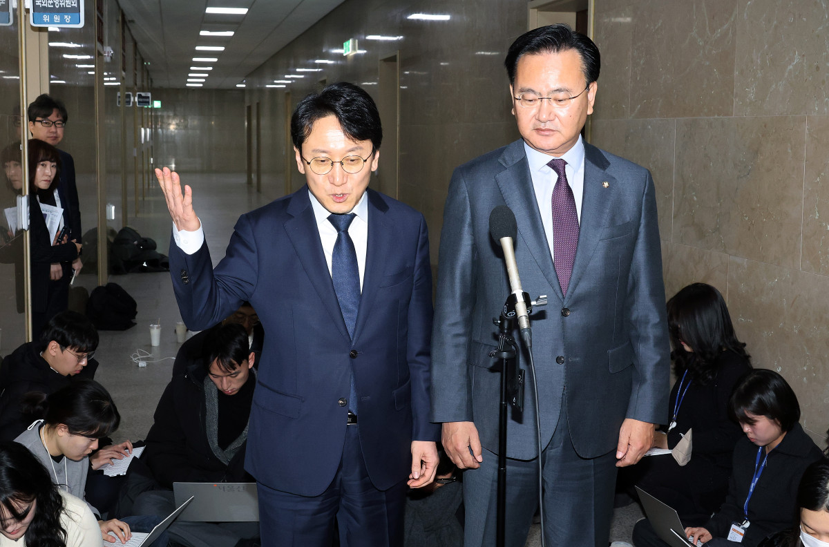 ▲더불어민주당 천준호 원내수석부대표(왼쪽)와 국민의힘 유상범 원내수석부대표가 13일 국회 운영위원장실에서 회동을 마친 뒤 기자들의 질의에 답하고 있다. (연합뉴스)