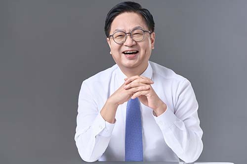 ▲민주 더불어민주당 중앙당 선임부대변인이 오산시장 출마를 선언하며 환하게 웃고 있다. 김 부대변인은 전국 최초 주민자치회 운영 주민센터 도입을 비롯해 시민이 직접 행정을 결정하는 ‘완전한 시민주권 오산’을 공약으로 제시했다. (김민주 캠프)