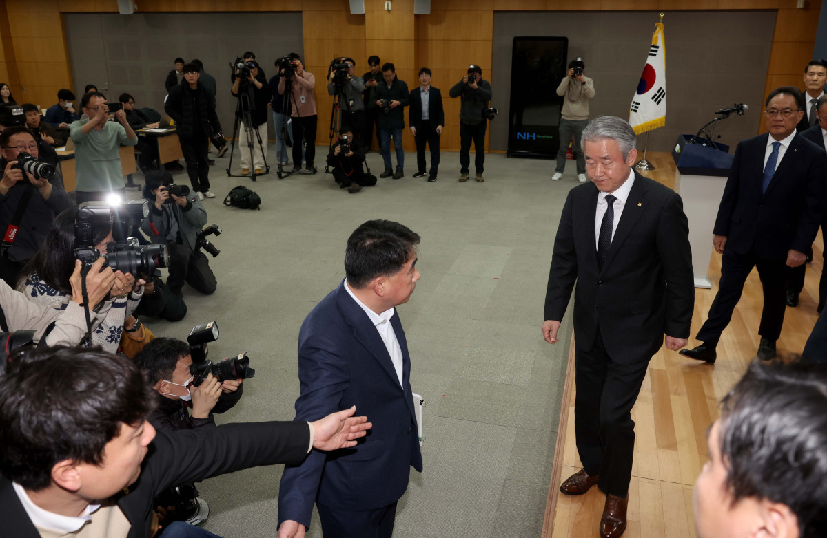 ▲강호동 농협중앙회 회장이 13일 서울 중구 농협중앙회에서 농식품부 특별감사 중간 결과 발표와 관련해 대국민사과를 한뒤 나서고 있다. 강 회장은 사과문에서 "국민과 농업인 여러분의 기대에 부응하지 못하고 심려를 끼쳐드린 점에 대해 책임을 통감하며 진심으로 사과드린다"며 "이번 사안을 단순한 위기 수습이 아닌 농협의 존재 이유와 역할을 바로 세우는 출발점으로 삼겠다"고 밝힌뒤 겸직하던 농민신문사 회장직과 농협재단 이사장직에서 물러날 뜻을 전했다. 신태현 기자 holjjak@