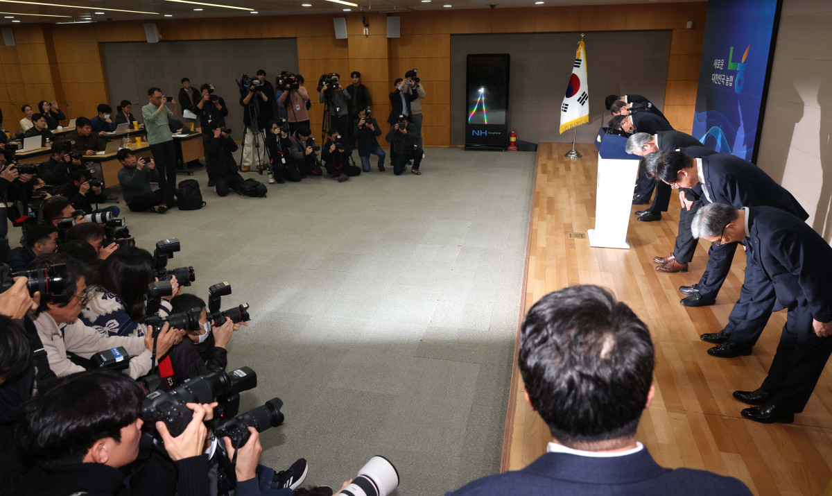 ▲강호동 농협중앙회 회장과 임원들이 13일 서울 중구 농협중앙회에서 농식품부 특별감사 중간 결과 발표와 관련해 대국민사과를 하고 있다. 강 회장은 사과문에서 "국민과 농업인 여러분의 기대에 부응하지 못하고 심려를 끼쳐드린 점에 대해 책임을 통감하며 진심으로 사과드린다"며 "이번 사안을 단순한 위기 수습이 아닌 농협의 존재 이유와 역할을 바로 세우는 출발점으로 삼겠다"고 밝힌뒤 겸직하던 농민신문사 회장직과 농협재단 이사장직에서 물러날 뜻을 전했다. 신태현 기자 holjjak@