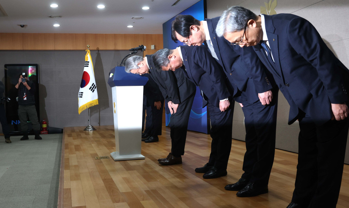 ▲강호동 농협중앙회 회장과 임원들이 13일 서울 중구 농협중앙회에서 농식품부 특별감사 중간 결과 발표와 관련해 대국민사과를 하고 있다. 강 회장은 사과문에서 "국민과 농업인 여러분의 기대에 부응하지 못하고 심려를 끼쳐드린 점에 대해 책임을 통감하며 진심으로 사과드린다"며 "이번 사안을 단순한 위기 수습이 아닌 농협의 존재 이유와 역할을 바로 세우는 출발점으로 삼겠다"고 밝힌뒤 겸직하던 농민신문사 회장직과 농협재단 이사장직에서 물러날 뜻을 전했다. 신태현 기자 holjjak@