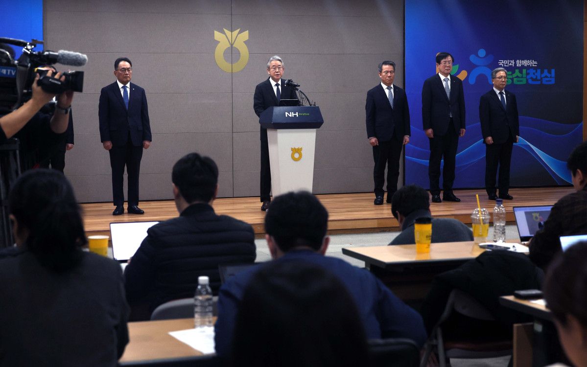 ▲강호동 농협중앙회 회장이 13일 서울 중구 농협중앙회에서 농식품부 특별감사 중간 결과 발표와 관련해 대국민사과를 하고 있다. 강 회장은 사과문에서 "국민과 농업인 여러분의 기대에 부응하지 못하고 심려를 끼쳐드린 점에 대해 책임을 통감하며 진심으로 사과드린다"며 "이번 사안을 단순한 위기 수습이 아닌 농협의 존재 이유와 역할을 바로 세우는 출발점으로 삼겠다"고 밝힌뒤 겸직하던 농민신문사 회장직과 농협재단 이사장직에서 물러날 뜻을 전했다. 신태현 기자 holjjak@