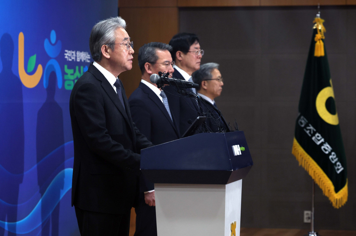 ▲강호동 농협중앙회 회장이 13일 서울 중구 농협중앙회에서 농식품부 특별감사 중간 결과 발표와 관련해 대국민사과를 하고 있다. 강 회장은 사과문에서 "국민과 농업인 여러분의 기대에 부응하지 못하고 심려를 끼쳐드린 점에 대해 책임을 통감하며 진심으로 사과드린다"며 "이번 사안을 단순한 위기 수습이 아닌 농협의 존재 이유와 역할을 바로 세우는 출발점으로 삼겠다"고 밝힌뒤 겸직하던 농민신문사 회장직과 농협재단 이사장직에서 물러날 뜻을 전했다. 신태현 기자 holjjak@