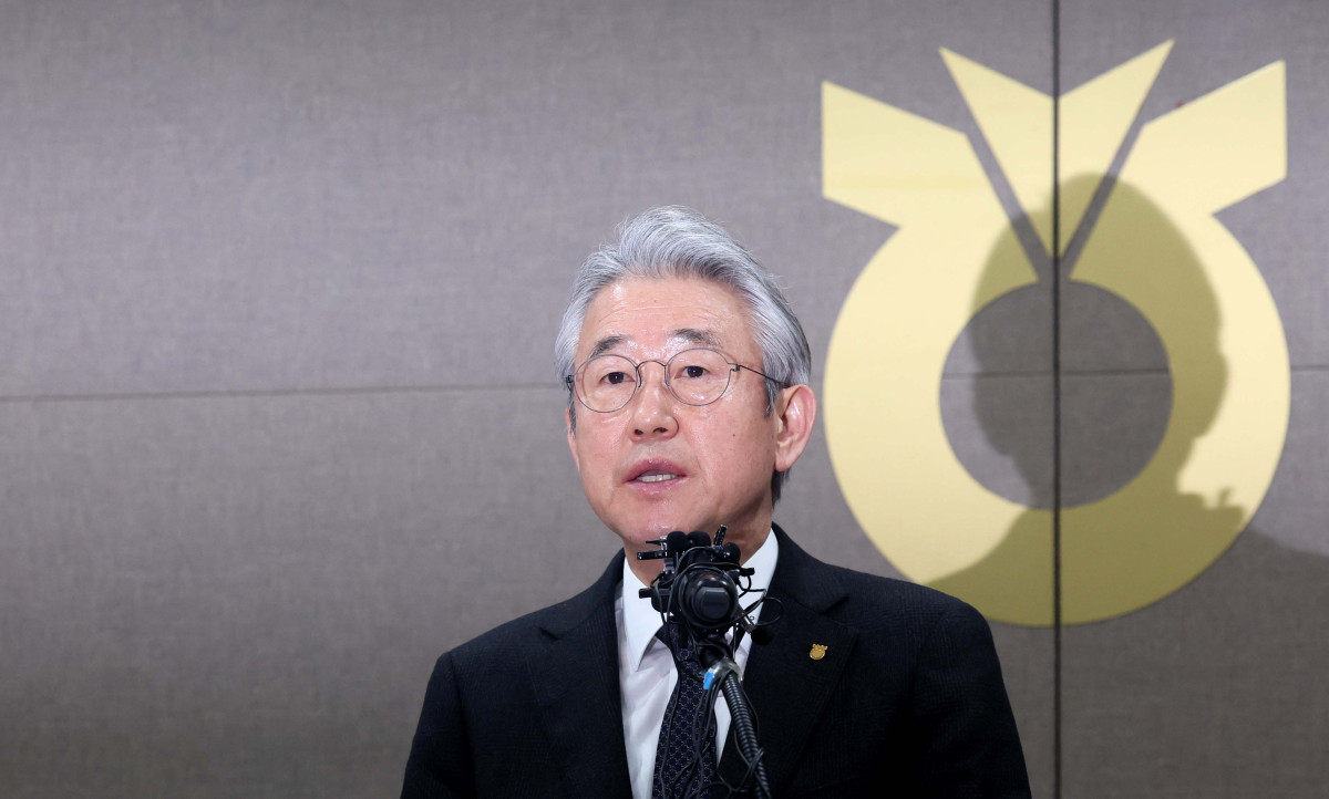 ▲강호동 농협중앙회 회장이 13일 서울 중구 농협중앙회에서 농식품부 특별감사 중간 결과 발표와 관련해 대국민사과를 하고 있다. 강 회장은 사과문에서 "국민과 농업인 여러분의 기대에 부응하지 못하고 심려를 끼쳐드린 점에 대해 책임을 통감하며 진심으로 사과드린다"며 "이번 사안을 단순한 위기 수습이 아닌 농협의 존재 이유와 역할을 바로 세우는 출발점으로 삼겠다"고 밝힌뒤 겸직하던 농민신문사 회장직과 농협재단 이사장직에서 물러날 뜻을 전했다. 신태현 기자 holjjak@