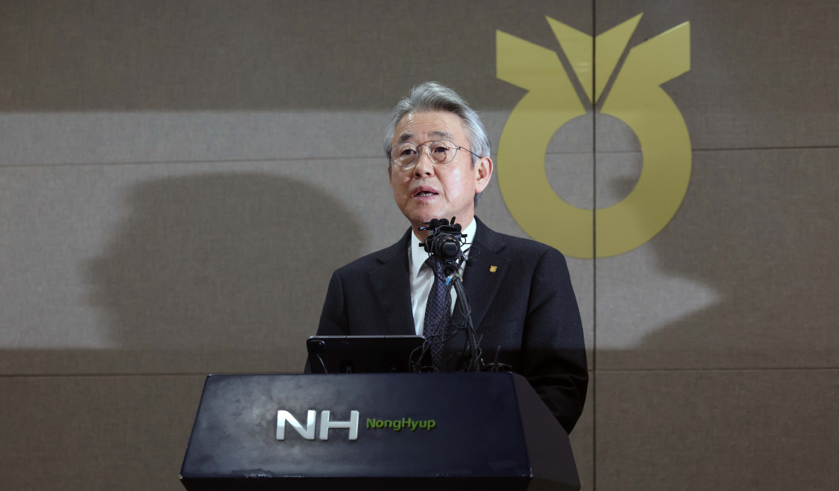 ▲강호동 농협중앙회 회장이 13일 서울 중구 농협중앙회에서 농식품부 특별감사 중간 결과 발표와 관련해 대국민사과를 하고 있다. 강 회장은 사과문에서 "국민과 농업인 여러분의 기대에 부응하지 못하고 심려를 끼쳐드린 점에 대해 책임을 통감하며 진심으로 사과드린다"며 "이번 사안을 단순한 위기 수습이 아닌 농협의 존재 이유와 역할을 바로 세우는 출발점으로 삼겠다"고 밝힌뒤 겸직하던 농민신문사 회장직과 농협재단 이사장직에서 물러날 뜻을 전했다. 신태현 기자 holjjak@