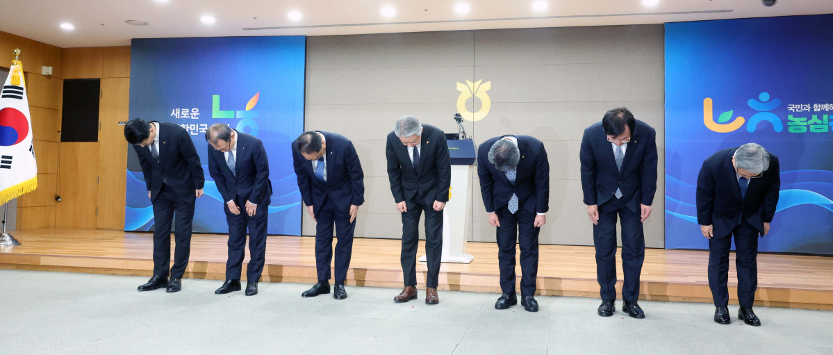 ▲강호동 농협중앙회 회장과 임원들이 13일 서울 중구 농협중앙회에서 농식품부 특별감사 중간 결과 발표와 관련해 대국민사과를 하고 있다. 강 회장은 사과문에서 "국민과 농업인 여러분의 기대에 부응하지 못하고 심려를 끼쳐드린 점에 대해 책임을 통감하며 진심으로 사과드린다"며 "이번 사안을 단순한 위기 수습이 아닌 농협의 존재 이유와 역할을 바로 세우는 출발점으로 삼겠다"고 밝힌뒤 겸직하던 농민신문사 회장직과 농협재단 이사장직에서 물러날 뜻을 전했다. 신태현 기자 holjjak@