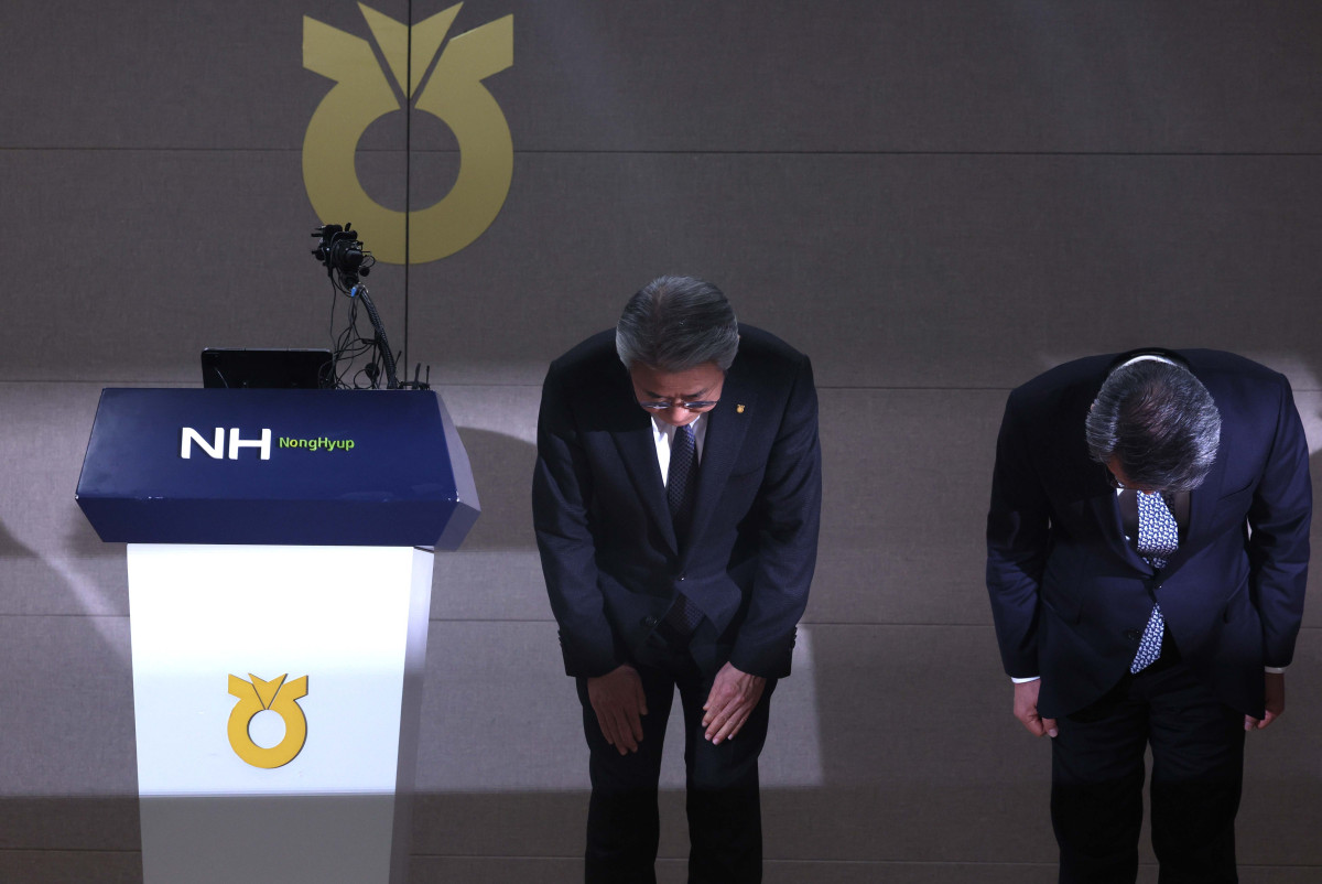 ▲강호동 농협중앙회 회장이 13일 서울 중구 농협중앙회에서 농식품부 특별감사 중간 결과 발표와 관련해 대국민사과를 하고 있다. 강 회장은 사과문에서 "국민과 농업인 여러분의 기대에 부응하지 못하고 심려를 끼쳐드린 점에 대해 책임을 통감하며 진심으로 사과드린다"며 "이번 사안을 단순한 위기 수습이 아닌 농협의 존재 이유와 역할을 바로 세우는 출발점으로 삼겠다"고 밝힌뒤 겸직하던 농민신문사 회장직과 농협재단 이사장직에서 물러날 뜻을 전했다. 신태현 기자 holjjak@