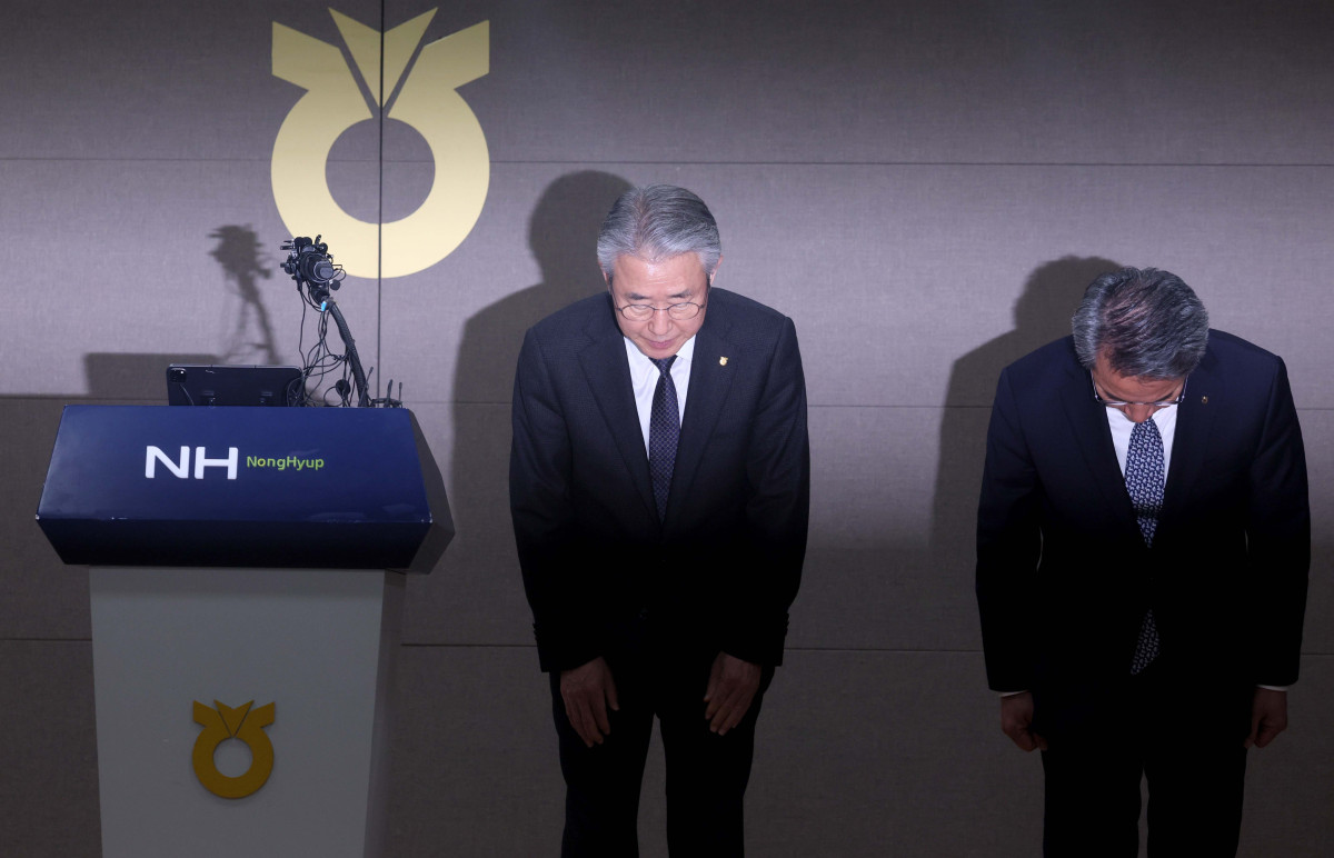 ▲강호동 농협중앙회 회장이 13일 서울 중구 농협중앙회에서 농식품부 특별감사 중간 결과 발표와 관련해 대국민사과를 하고 있다. 강 회장은 사과문에서 "국민과 농업인 여러분의 기대에 부응하지 못하고 심려를 끼쳐드린 점에 대해 책임을 통감하며 진심으로 사과드린다"며 "이번 사안을 단순한 위기 수습이 아닌 농협의 존재 이유와 역할을 바로 세우는 출발점으로 삼겠다"고 밝힌뒤 겸직하던 농민신문사 회장직과 농협재단 이사장직에서 물러날 뜻을 전했다. 신태현 기자 holjjak@