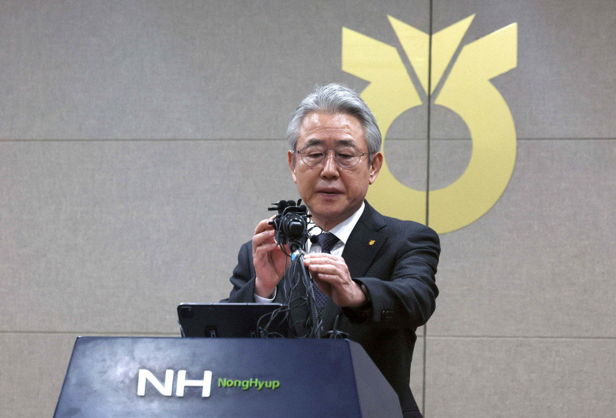 ▲강호동 농협중앙회 회장이 13일 서울 중구 농협중앙회에서 농식품부 특별감사 중간 결과 발표와 관련해 대국민사과에 앞서 마이크를 고쳐잡고 있다. 강 회장은 사과문에서 "국민과 농업인 여러분의 기대에 부응하지 못하고 심려를 끼쳐드린 점에 대해 책임을 통감하며 진심으로 사과드린다"며 "이번 사안을 단순한 위기 수습이 아닌 농협의 존재 이유와 역할을 바로 세우는 출발점으로 삼겠다"고 밝힌뒤 겸직하던 농민신문사 회장직과 농협재단 이사장직에서 물러날 뜻을 전했다. 신태현 기자 holjjak@