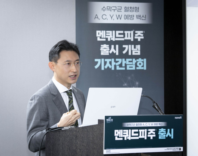 ▲이진수 인하대병원 감염내과 교수가 사노피 멘쿼드피 출시 기념 기자간담회에서 발표하고 있다. (사진제공=사노피)