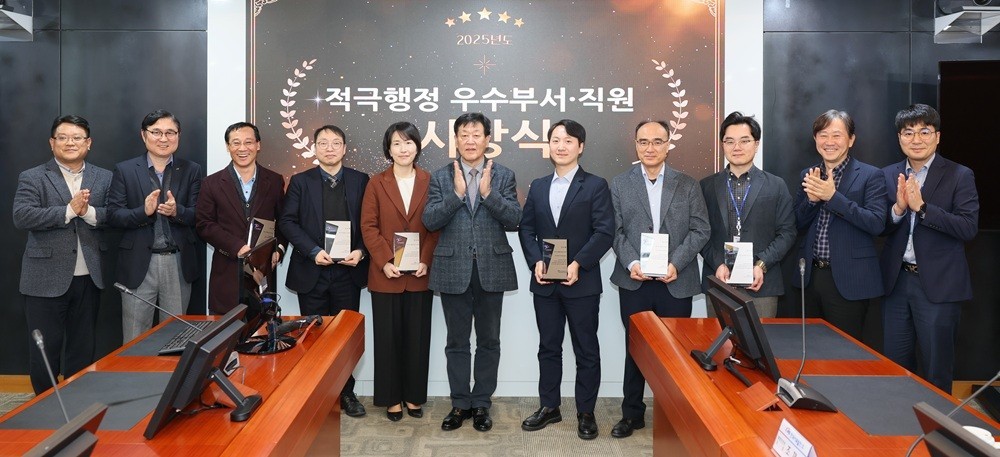 ▲한국서부발전은 13일 충남 태안 본사에서 지난 2025년 한 해 동안 창의적이고 적극적인 자세로 업무를 추진해 성과를 이룬 우수 부서와 직원을 포상하는 적극행정 우수부서·직원 시상식을 개최했다. (사진제공=한국서부발전)