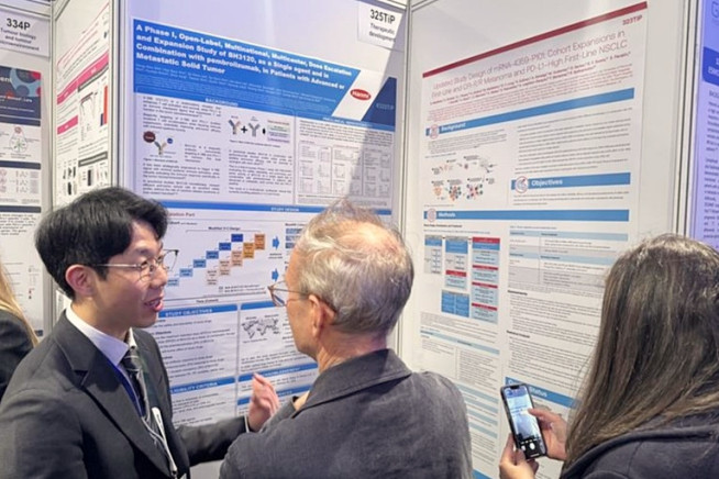 ▲김성중 한미약품 ONCO임상팀 선임연구원이 지난달 11일(현지시각) 영국 런던에서 열린 유럽종양학회 면역종양학 학술대회(ESMO Immuno-Oncology Congress 2025)에서 차세대 면역항암제 BH3120의 임상 경과가 담긴 포스터 내용을 설명하고 있다.
(사진제공=한미약품)