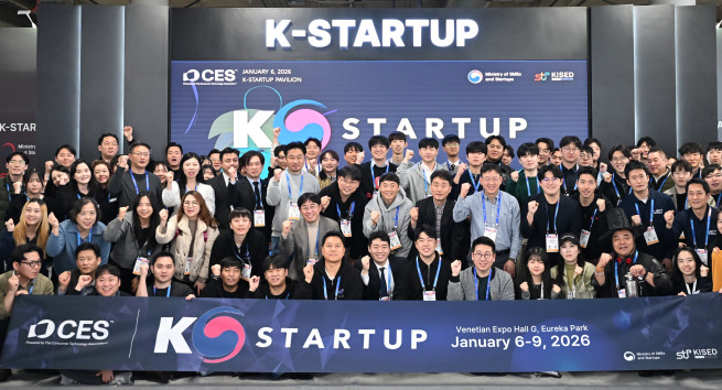▲CES 2026에 참가한 ‘K-스타트업 통합관’ 참여기업 단체 사진 (사진제공=창업진흥원)