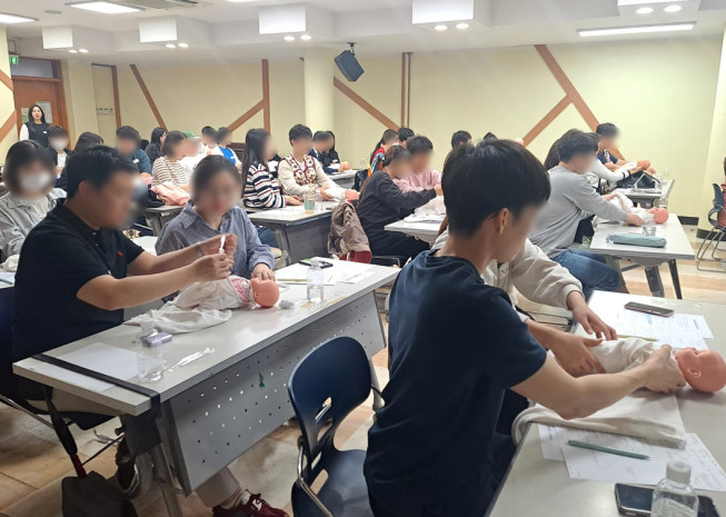 ▲강서구 '부부출산준비교실' 중 기저귀 교체 실습 모습. (사진제공=강서구)