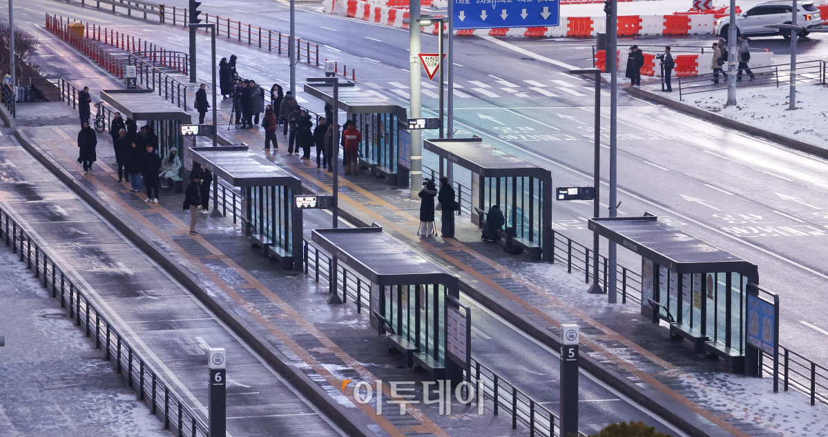 ▲서울 시내버스 총파업이 시작된 13일 서울 용산구 서울역 버스환승센터 정류장이 한산한 모습을 보이고 있다.  (조현호 기자 hyunho@)