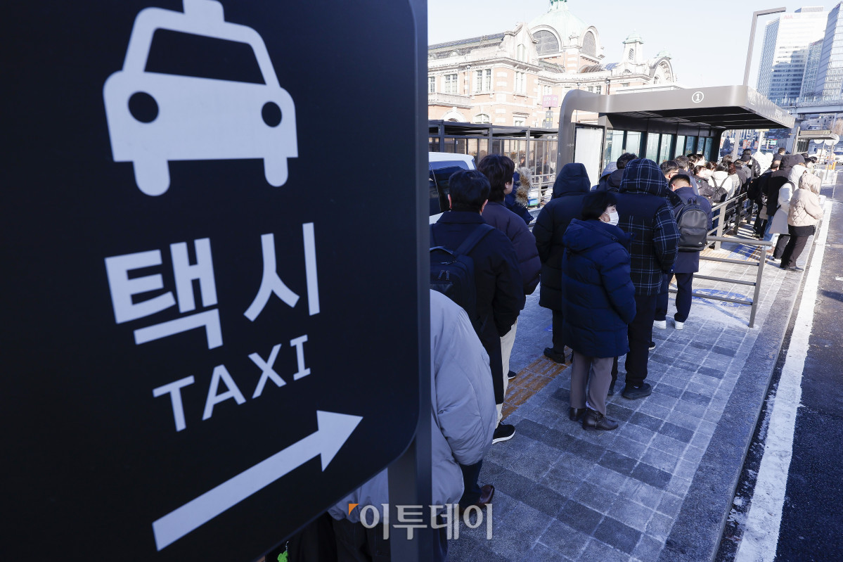 ▲서울 시내버스 총파업이 시작된 13일 서울 용산구 서울역에서 시민들이 택시를 기다리고 있다. 서울시는 파업 종료시까지 지하철을 하루 172회 증회하고, 출퇴근 혼잡 시간과 막차 운행을 익일 새벽 2시까지 연장하는 등 비상수송대책을 시행한다. 서울 25개 자치구에서는 마을버스가 운행되지 않는 지역을 중심으로 주요 거점과 지하철역을 연결하는 무료 셔틀버스를 운행한다. 조현호 기자 hyunho@