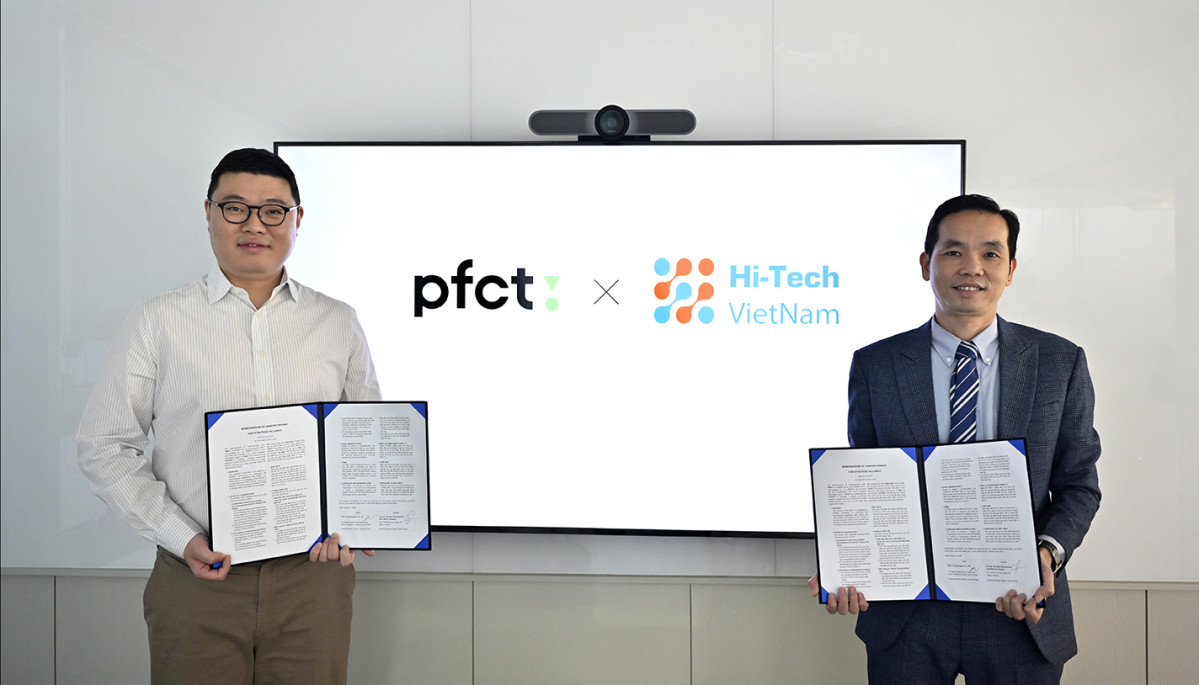 ▲﻿PFCT가 베트남 대안데이터 전문 핀테크 기업 하이테크(high-tech)와 AI 신용평가 설루션 공급 및 대안데이터 기반 금융기술 사업 확대를 위한 MOU를 체결했다.(왼쪽 PFCT 이수환 대표, 오른쪽 베트남 하이테크 응우옌 남 퐁 대표이사) (사진제공 = PFCT)