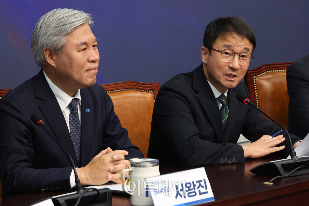 ▲한병도(오른쪽) 더불어민주당 원내대표가 13일 서울 여의도 국회에서 서왕진 조국혁신당 원내대표를 예방하고 있다. 고이란 기자 photoeran@