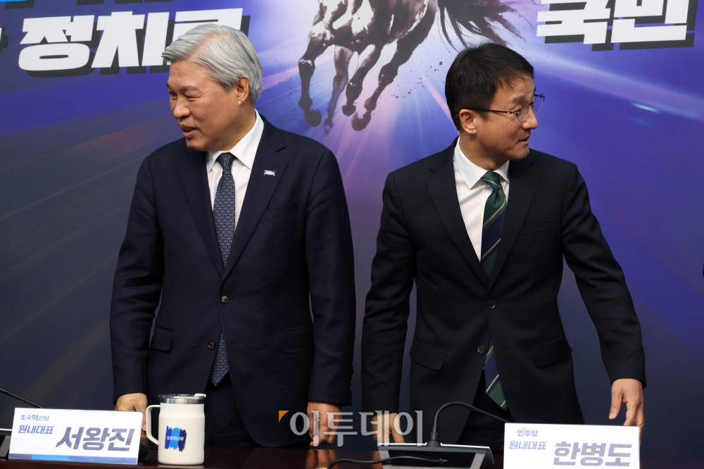 ▲한병도(오른쪽) 더불어민주당 원내대표가 13일 서울 여의도 국회에서 서왕진 조국혁신당 원내대표를 예방하고 있다. 고이란 기자 photoeran@