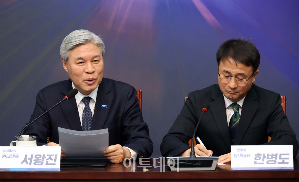 ▲한병도(오른쪽) 더불어민주당 원내대표가 13일 서울 여의도 국회에서 서왕진 조국혁신당 원내대표를 예방하고 있다. 고이란 기자 photoeran@